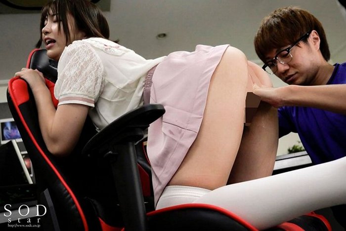 Eカップ巨乳AV女優『唯井まひろ』のミニスカート着用の潮吹き