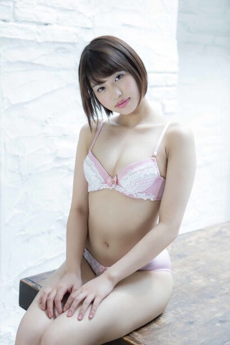 Eカップ巨乳AV女優『唯井まひろ』の下着姿