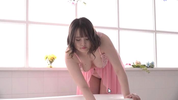 Gカップ巨乳AV女優『愛宝すず』のスリップ姿