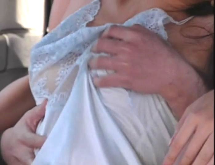 Eカップ巨乳の昭和レジェンドAV女優『あいだもも』のスリップ姿（おっぱい揉み）