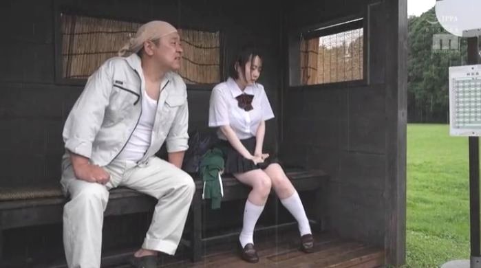 Gカップ美巨乳AV女優『水卜さくら』の制服姿（中年オヤジが乱入）