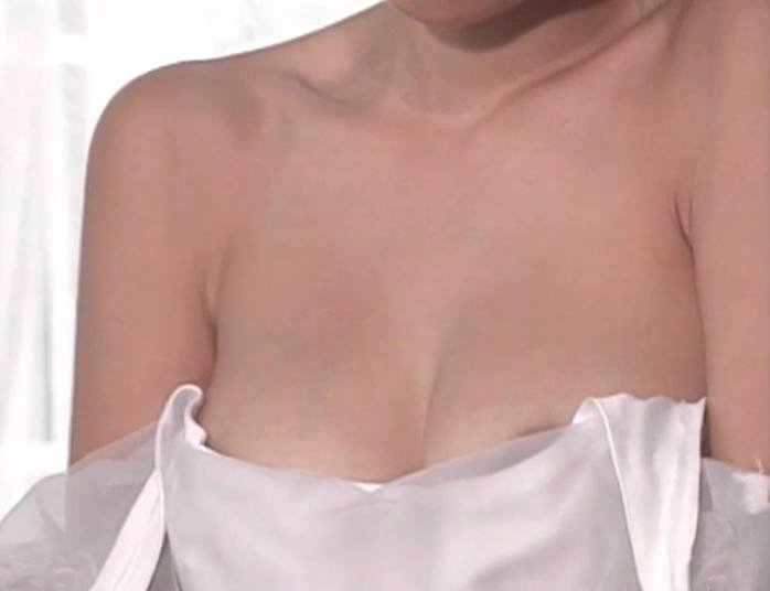 Eカップ巨乳の昭和レジェンドAV女優『あいだもも』のドレスを脱ぐシーン